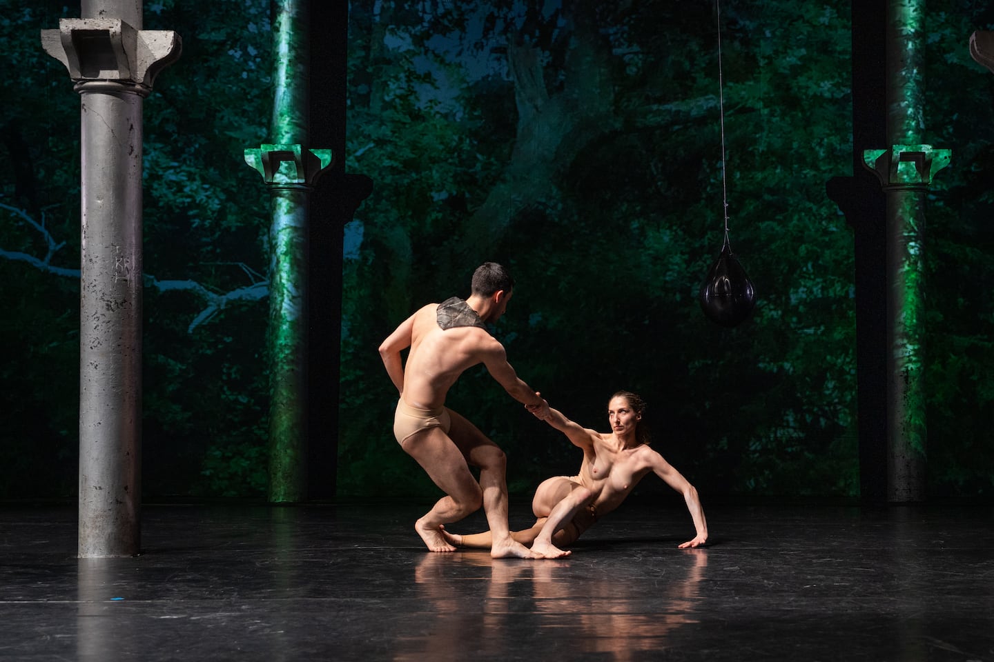 Stage version of Lenio Kaklea’s Αγρίμι (Fauve). © Anna van Waeg